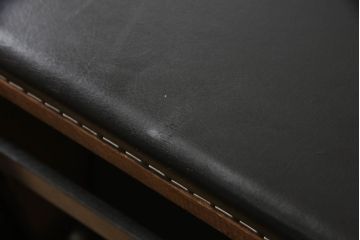 中古　美品　デセデ(de Sede)　本革　ブラック色　高級感溢れる佇まいが美しい1人掛けレザーソファ(定価約60万円)(アームチェア、一人掛けソファ、黒)(R-055749)