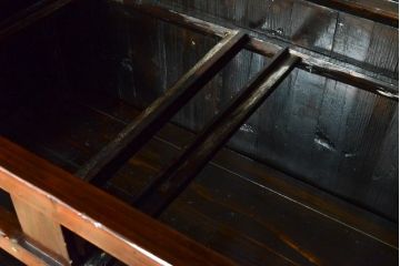 中古　高級品　極上　美品　凝ったつくりが美しい、本格的なアンティーク調李朝棚(アジアンキャビネット、朝鮮棚、李朝箪笥、収納棚)(R-055751)