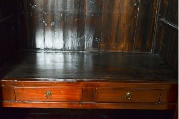 中古　高級品　極上　美品　凝ったつくりが美しい、本格的なアンティーク調李朝棚(アジアンキャビネット、朝鮮棚、李朝箪笥、収納棚)(R-055751)