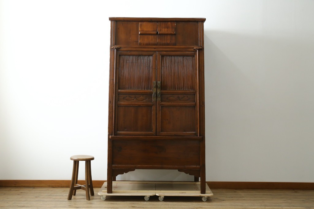 中古　高級品　極上　美品　凝ったつくりが美しい、本格的なアンティーク調李朝棚　(R-055751)