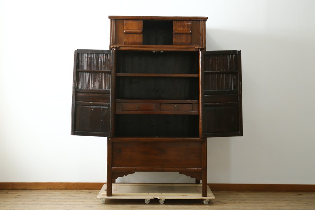 中古　高級品　極上　美品　凝ったつくりが美しい、本格的なアンティーク調李朝棚　(R-055751)