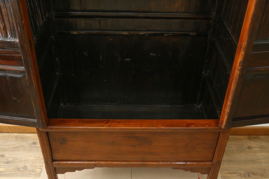 中古　高級品　極上　美品　凝ったつくりが美しい、本格的なアンティーク調李朝棚　(R-055751)