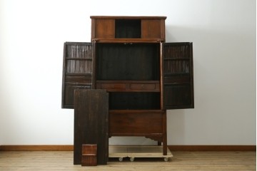 中古　高級品　極上　美品　凝ったつくりが美しい、本格的なアンティーク調李朝棚　(R-055751)