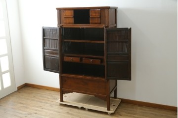 中古　高級品　極上　美品　凝ったつくりが美しい、本格的なアンティーク調李朝棚　(R-055751)