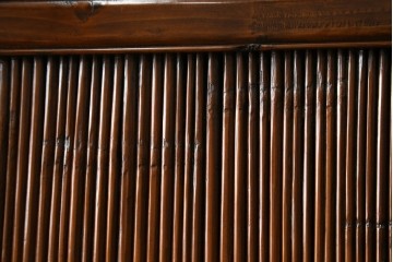 中古　高級品　極上　美品　凝ったつくりが美しい、本格的なアンティーク調李朝棚　(R-055751)