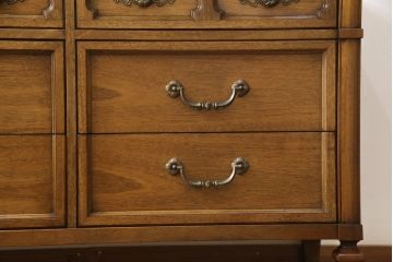 中古　美品　DREXEL HERITAGE(ドレクセルヘリテイジ)　Triune(トライユン)　気品あふれる佇まいが魅力のサイドボード(サイドチェスト、引き出し)(R-055761)
