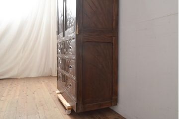 中古　美品　軽井沢彫り　衣装盆付き!　前面いっぱいに彫られた菖蒲が見事な和たんす(和箪笥、着物タンス、洋服たんす、引き出し、チェスト)(R-055763)