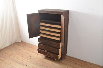 中古　美品　軽井沢彫り　衣装盆付き!　前面いっぱいに彫られた菖蒲が見事な和たんす(和箪笥、着物タンス、洋服たんす、引き出し、チェスト)(R-055763)