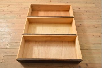 中古　美品　軽井沢彫り　衣装盆付き!　前面いっぱいに彫られた菖蒲が見事な和たんす(和箪笥、着物タンス、洋服たんす、引き出し、チェスト)(R-055763)