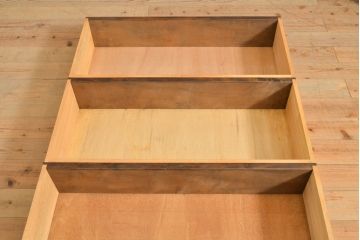 中古　美品　軽井沢彫り　衣装盆付き!　前面いっぱいに彫られた菖蒲が見事な和たんす(和箪笥、着物タンス、洋服たんす、引き出し、チェスト)(R-055763)
