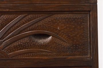 中古　美品　軽井沢彫り　衣装盆付き!　前面いっぱいに彫られた菖蒲が見事な和たんす(和箪笥、着物タンス、洋服たんす、引き出し、チェスト)(R-055763)