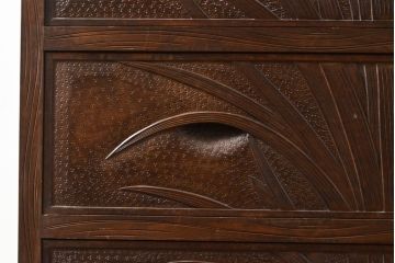 中古　美品　軽井沢彫り　衣装盆付き!　前面いっぱいに彫られた菖蒲が見事な和たんす(和箪笥、着物タンス、洋服たんす、引き出し、チェスト)(R-055763)