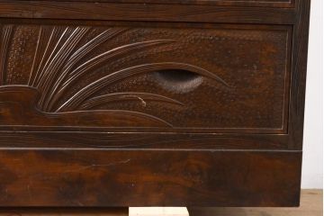 中古　美品　軽井沢彫り　衣装盆付き!　前面いっぱいに彫られた菖蒲が見事な和たんす(和箪笥、着物タンス、洋服たんす、引き出し、チェスト)(R-055763)