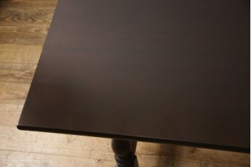 中古　美品　松本民芸家具　F型食卓　クラシカルな脚のデザインが目を引くダイニングテーブル(定価約25万円)(作業台、食卓)(R-055768)