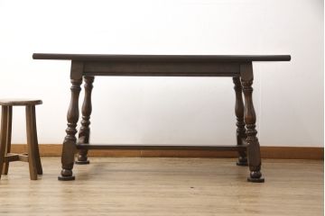 中古　美品　松本民芸家具　F型食卓　クラシカルな脚のデザインが目を引くダイニングテーブル(定価約25万円)(作業台、食卓)(R-055768)