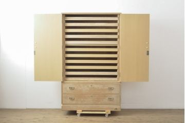 中古　南部桐伝統工芸社　松竹梅・孔雀　おめでたいモチーフの金具が魅力的な総桐箪笥(並厚、四方丸、桐たんす、着物箪笥、衣装タンス、和タンス、バラ売り可能)(R-055771)