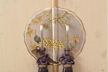 中古　南部桐伝統工芸社　松竹梅・孔雀　おめでたいモチーフの金具が魅力的な総桐箪笥(並厚、四方丸、桐たんす、着物箪笥、衣装タンス、和タンス、バラ売り可能)(R-055771)