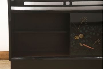中古　モリシゲ(MORISHIGE/森繁)　漆絵　繊細な絵柄が上品な雰囲気を醸し出す和棚(飾り棚、戸棚、茶棚)(R-055773)
