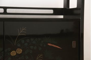 中古　モリシゲ(MORISHIGE/森繁)　漆絵　繊細な絵柄が上品な雰囲気を醸し出す和棚(飾り棚、戸棚、茶棚)(R-055773)