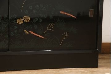 中古　モリシゲ(MORISHIGE/森繁)　漆絵　繊細な絵柄が上品な雰囲気を醸し出す和棚(飾り棚、戸棚、茶棚)(R-055773)