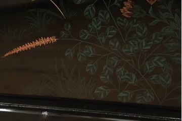 中古　モリシゲ(MORISHIGE/森繁)　漆絵　繊細な絵柄が上品な雰囲気を醸し出す和棚(飾り棚、戸棚、茶棚)(R-055773)