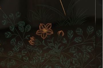 中古　モリシゲ(MORISHIGE/森繁)　漆絵　繊細な絵柄が上品な雰囲気を醸し出す和棚(飾り棚、戸棚、茶棚)(R-055773)