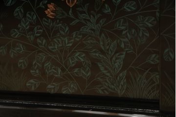 中古　モリシゲ(MORISHIGE/森繁)　漆絵　繊細な絵柄が上品な雰囲気を醸し出す和棚(飾り棚、戸棚、茶棚)(R-055773)