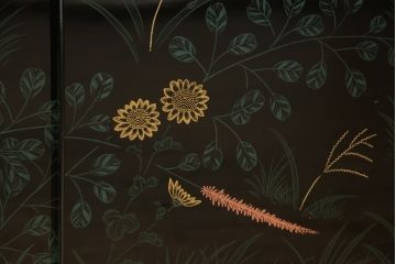 中古　モリシゲ(MORISHIGE/森繁)　漆絵　繊細な絵柄が上品な雰囲気を醸し出す和棚(飾り棚、戸棚、茶棚)(R-055773)