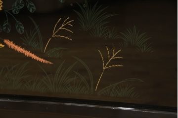 中古　モリシゲ(MORISHIGE/森繁)　漆絵　繊細な絵柄が上品な雰囲気を醸し出す和棚(飾り棚、戸棚、茶棚)(R-055773)