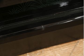 中古　モリシゲ(MORISHIGE/森繁)　漆絵　繊細な絵柄が上品な雰囲気を醸し出す和棚(飾り棚、戸棚、茶棚)(R-055773)