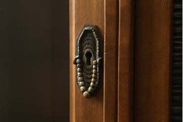 フランスアンティーク　チーク材　ローズウッド　美しい木目と飾り彫りが魅力的なキャビネット(ブックケース、本箱、飾り棚、戸棚、収納棚)(R-055777)