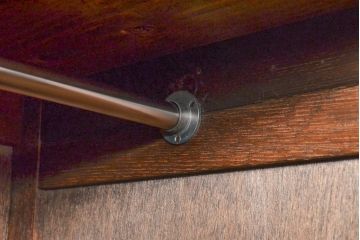 和製アンティーク　枠ケヤキ材　落ち着いた色合いが魅力的な薄型ワードローブ(収納棚、洋服タンス)(R-055778)