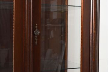最高級　スペインビンテージ　美術品のような真鍮飾りが美しいキャビネット(収納棚、飾り棚、ガラスケース、ショーケース、キュリオケース、ヴィンテージ)(R-055782)