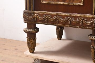 最高級　スペインビンテージ　美術品のような真鍮飾りが美しいキャビネット(収納棚、飾り棚、ガラスケース、ショーケース、キュリオケース、ヴィンテージ)(R-055782)