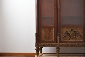 スペインヴィンテージ　最高級!　美術品のような真鍮飾りが美しいガラスキャビネット　(R-055782)