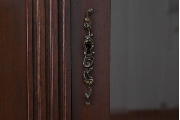 スペインヴィンテージ　最高級!　美術品のような真鍮飾りが美しいガラスキャビネット　(R-055782)