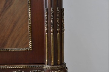 スペインヴィンテージ　最高級!　美術品のような真鍮飾りが美しいガラスキャビネット　(R-055782)