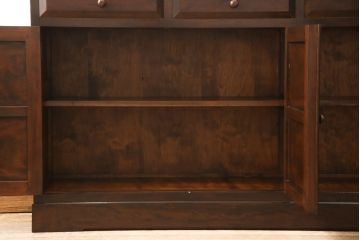 中古　松本民芸家具　天板リメイク　シックな色合いが落ち着いた雰囲気を醸し出すサイドボード(カウンターテーブル、戸棚、収納棚、キャビネット)(R-055787)