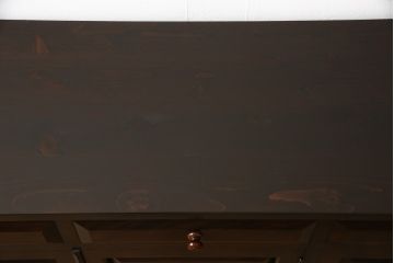 中古　松本民芸家具　天板リメイク　シックな色合いが落ち着いた雰囲気を醸し出すサイドボード(カウンターテーブル、戸棚、収納棚、キャビネット)(R-055787)