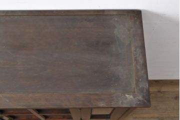 中古　北海道民芸家具　脚(台輪)付きリメイク　落ち着きのある色合いとクラシカルな佇まいが魅力のサイドキャビネット(収納棚、飾り棚、戸棚、本箱、ブックケース)(R-055788)
