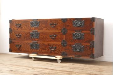中古　岩谷堂箪笥　脚(台輪)・ヒノキ天板付きリメイク　力強い杢目と立派な金具が魅力的なローチェスト(サイドボード、テレビ台、引き出し)(R-055812)