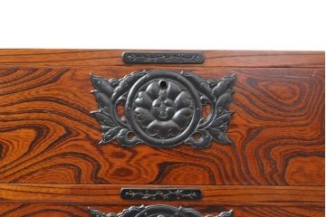 中古　岩谷堂箪笥　脚(台輪)・ヒノキ天板付きリメイク　力強い杢目と立派な金具が魅力的なローチェスト(サイドボード、テレビ台、引き出し)(R-055812)