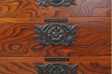 中古　岩谷堂箪笥　脚(台輪)・ヒノキ天板付きリメイク　力強い杢目と立派な金具が魅力的なローチェスト(サイドボード、テレビ台、引き出し)(R-055812)