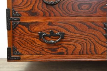 中古　岩谷堂箪笥　脚(台輪)・ヒノキ天板付きリメイク　力強い杢目と立派な金具が魅力的なローチェスト(サイドボード、テレビ台、引き出し)(R-055812)