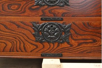 中古　岩谷堂箪笥　脚(台輪)・ヒノキ天板付きリメイク　力強い杢目と立派な金具が魅力的なローチェスト(サイドボード、テレビ台、引き出し)(R-055812)