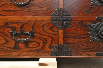 中古　岩谷堂箪笥　脚(台輪)・ヒノキ天板付きリメイク　力強い杢目と立派な金具が魅力的なローチェスト(サイドボード、テレビ台、引き出し)(R-055812)