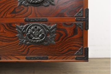 中古　岩谷堂箪笥　脚(台輪)・ヒノキ天板付きリメイク　力強い杢目と立派な金具が魅力的なローチェスト(サイドボード、テレビ台、引き出し)(R-055812)
