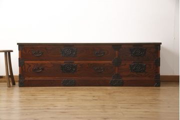 中古　岩谷堂箪笥　天板リメイク　力強い木目に凝った金具がアクセントになっているローチェスト(ローボード、衣装箪笥、引き出し、和タンス)(R-055813)