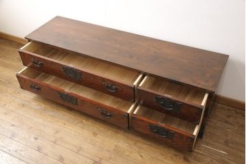 中古　岩谷堂箪笥　天板リメイク　力強い木目に凝った金具がアクセントになっているローチェスト(ローボード、衣装箪笥、引き出し、和タンス)(R-055813)