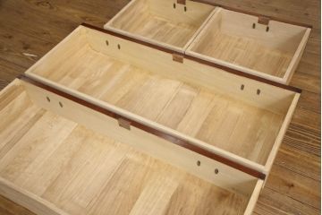 中古　岩谷堂箪笥　天板リメイク　力強い木目に凝った金具がアクセントになっているローチェスト(ローボード、衣装箪笥、引き出し、和タンス)(R-055813)